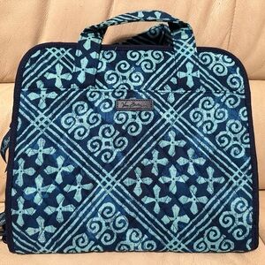 NWOT Vera Bradley stylish travel make up bag/organizer.